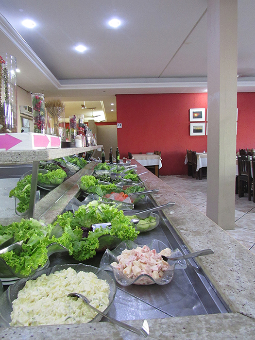Buffet Livre de saladas, sobremesas, frutas, pratos quentes, grelhados e peixe - Pizzaria Costa do Sol