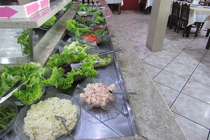 Buffet Livre com Saladas e Doces